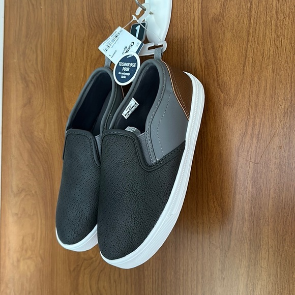 Oshkosh slip on shoe size 1.  New with tags - Picture 2 of 2